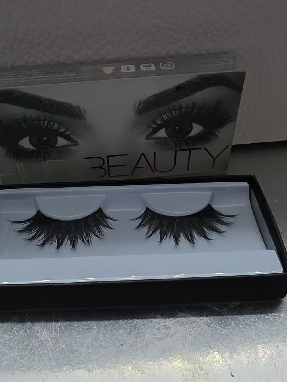 HUDA BEAUTY Sasha #11 Classic False Lashes - Picture 3 of 5